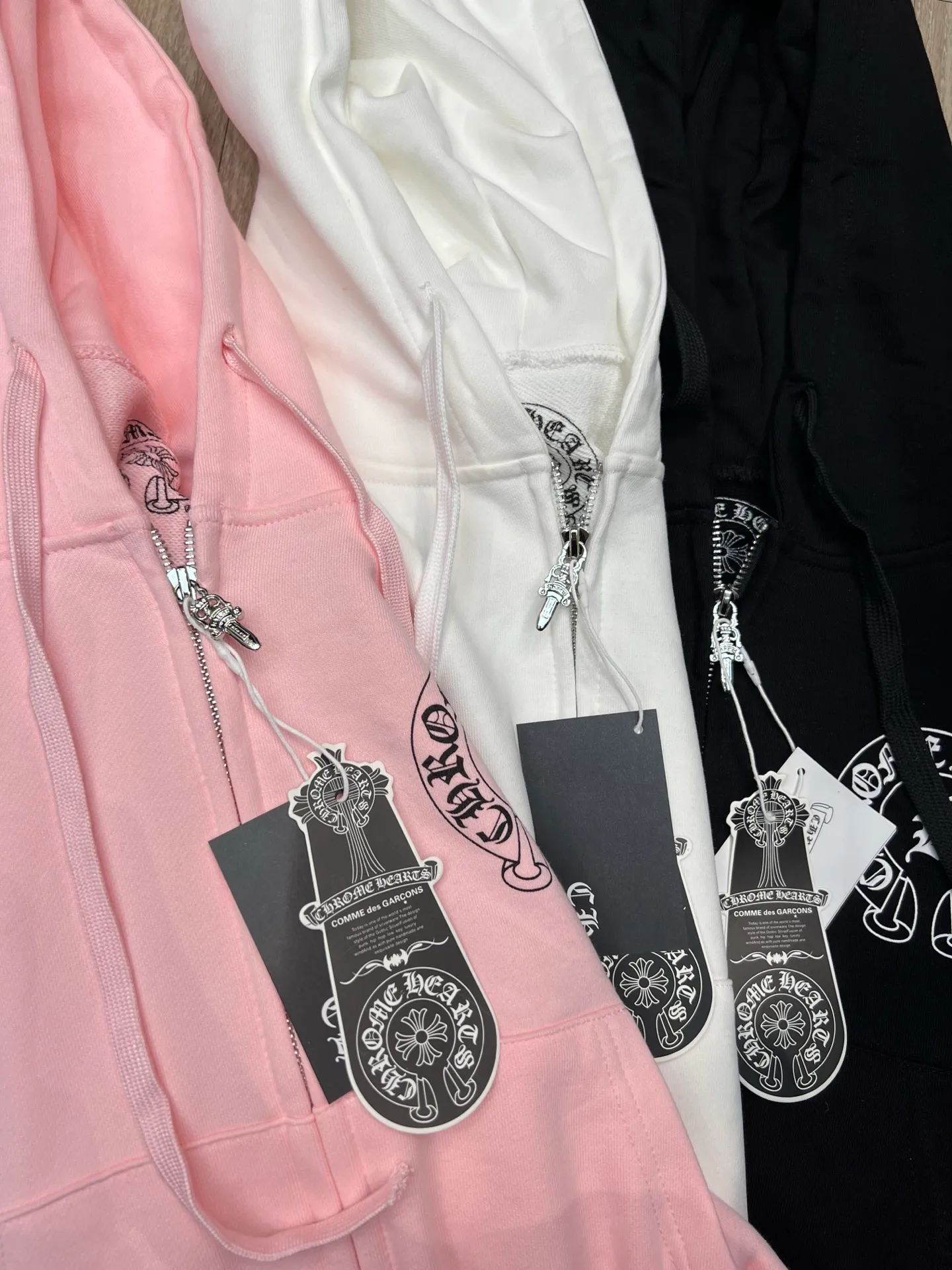 P260 Chrome Heart Chrome Heart American luxury brand 25ss early autumn hooded jacket in stock Focus on quality and compare at will Size: One size fits all Color: Black White Pink